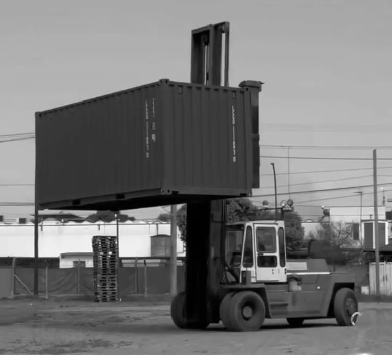 Autoelevador manipulando un contenedor propio de Francia S.A.