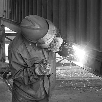 Operario reparando un contenedor en Francia S.A.